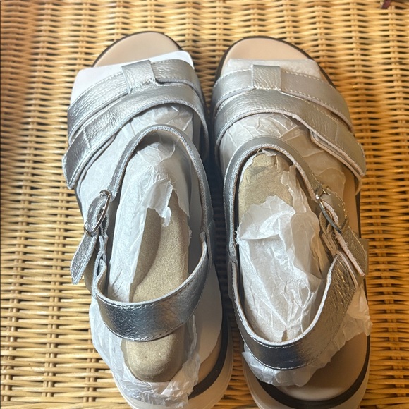 Vionic Women’s Size 12 Metallic Silver Sandals NIB - Picture 5 of 9